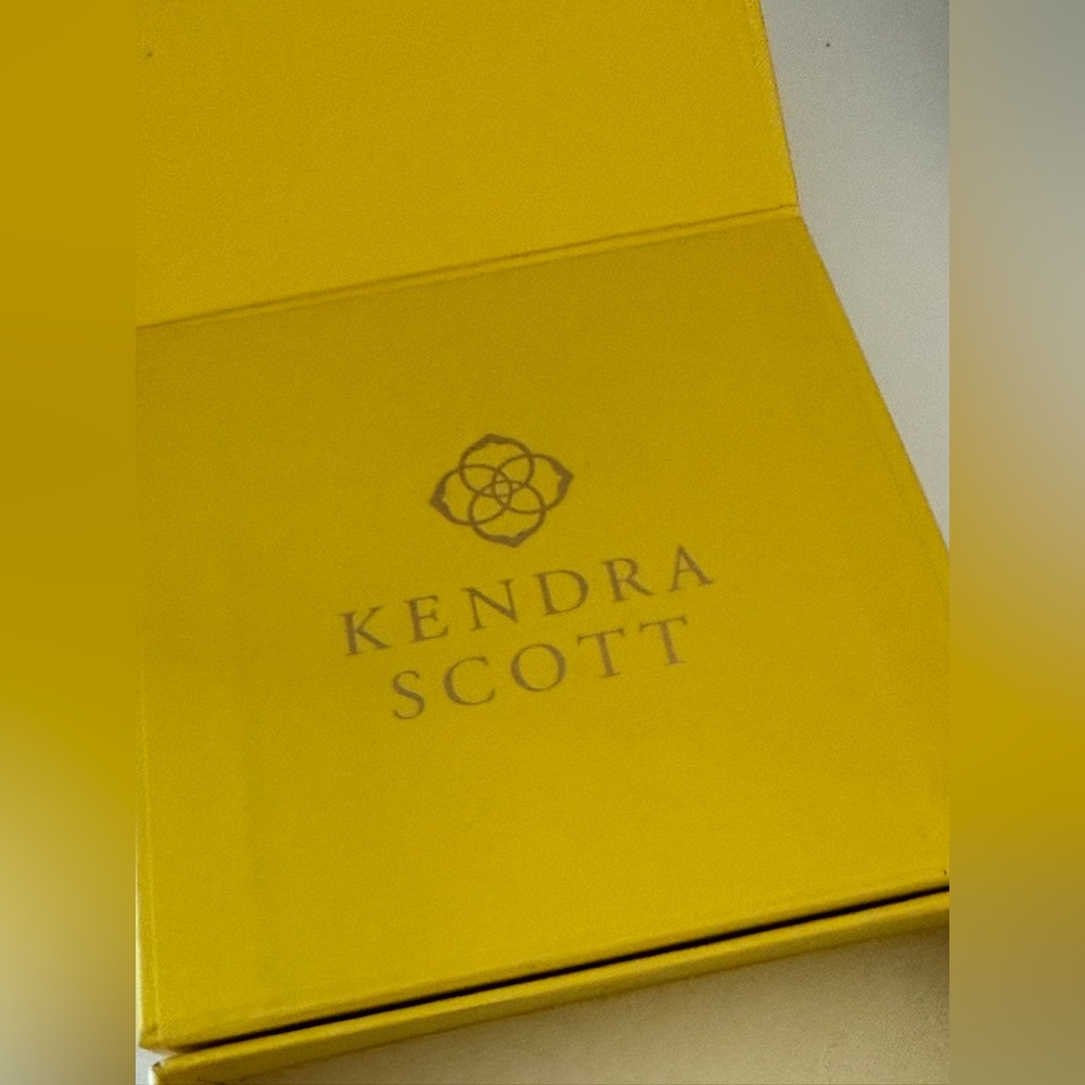✨NEW NEVER WORN✨ Kendra Scott Vintage Inspired Linear Earrings - Picture 4 of 5